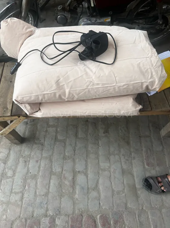 Inflatable mattress for back seat of car Image-1