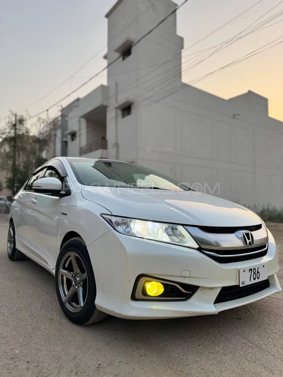 Honda Grace Hybrid 2015 for Sale in Karachi Image-1