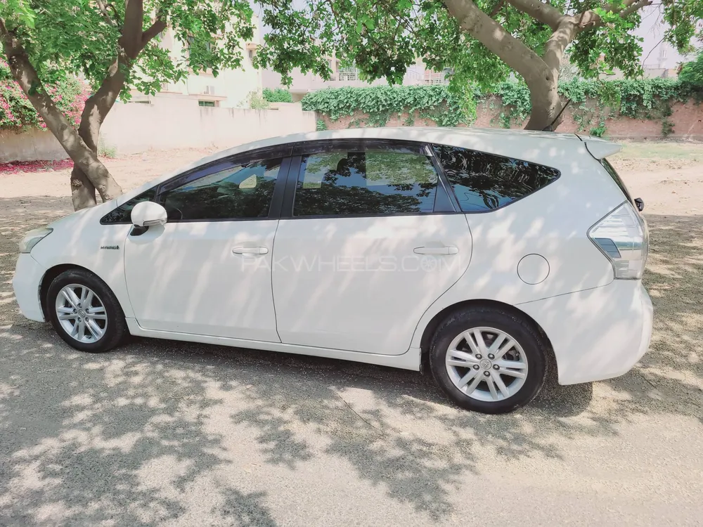Toyota Prius Alpha 2012 for Sale in Lahore Image-1