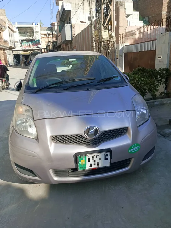 Toyota Vitz 2013 for Sale in Muzaffar Gargh Image-1