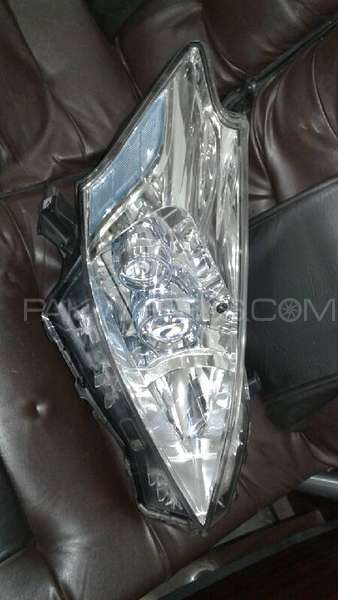 Prius Alpha HID Right Head Light  Image-1