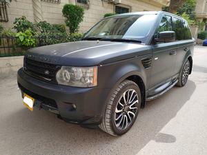 Range Rover Evoque
2010
5.0 Litter engine 
Black Wrap