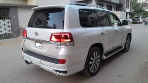 Toyota Land Cruiser 
LC 200
Pearl White 
Milage 63600 kms