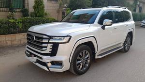 Toyota Land Cruiser 
LC 300
2023/ 2024
LC 300 
pearl White