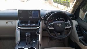 Toyota Land Cruiser 
LC 300
2023/ 2024
LC 300 
pearl White