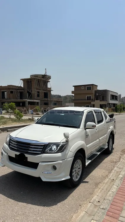 Toyota Hilux 2015 for Sale in Islamabad Image-1