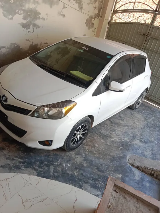Toyota Vitz 2014 for Sale in Dera ismail khan Image-1