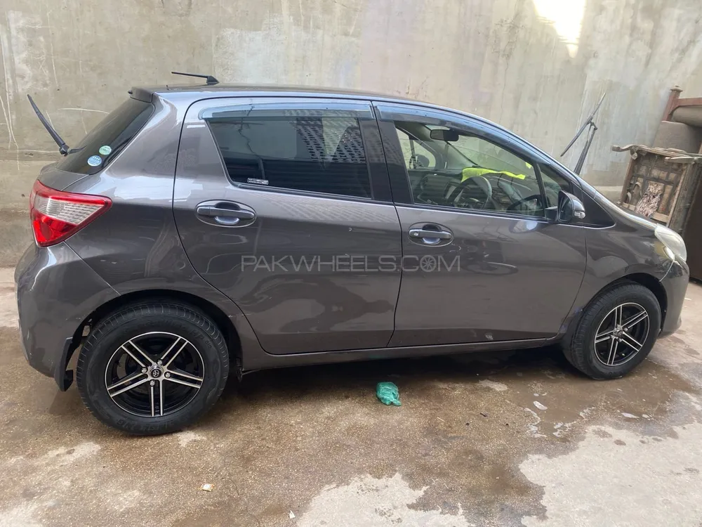 Toyota Vitz 2017 for Sale in Karachi Image-1