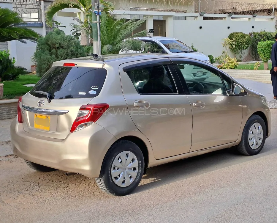 Toyota Vitz 2015 for Sale in Karachi Image-1