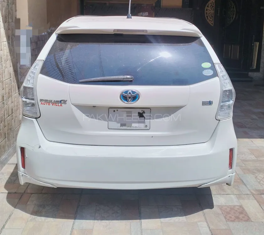 Toyota Prius Alpha 2013 for Sale in Lahore Image-1