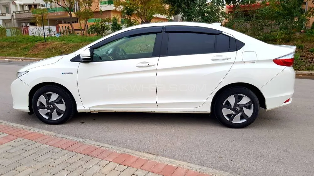 Honda Grace Hybrid 2015 for Sale in Islamabad Image-1