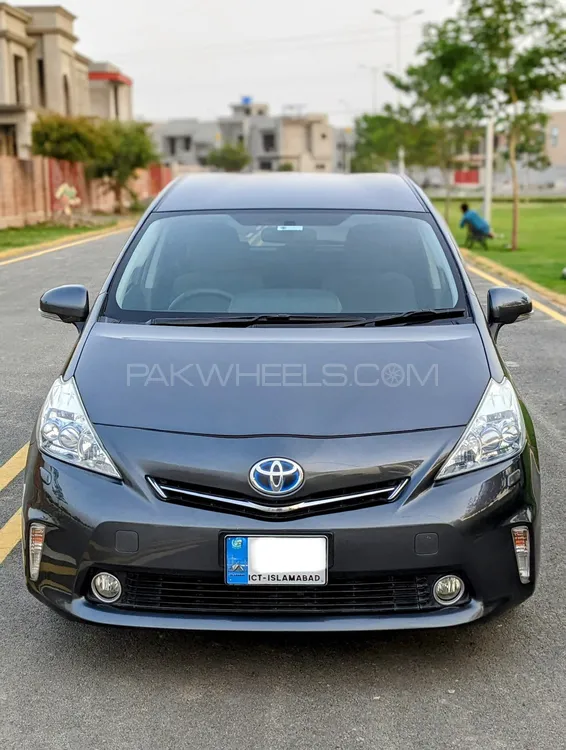 Toyota Prius Alpha 2011 for Sale in Faisalabad Image-1