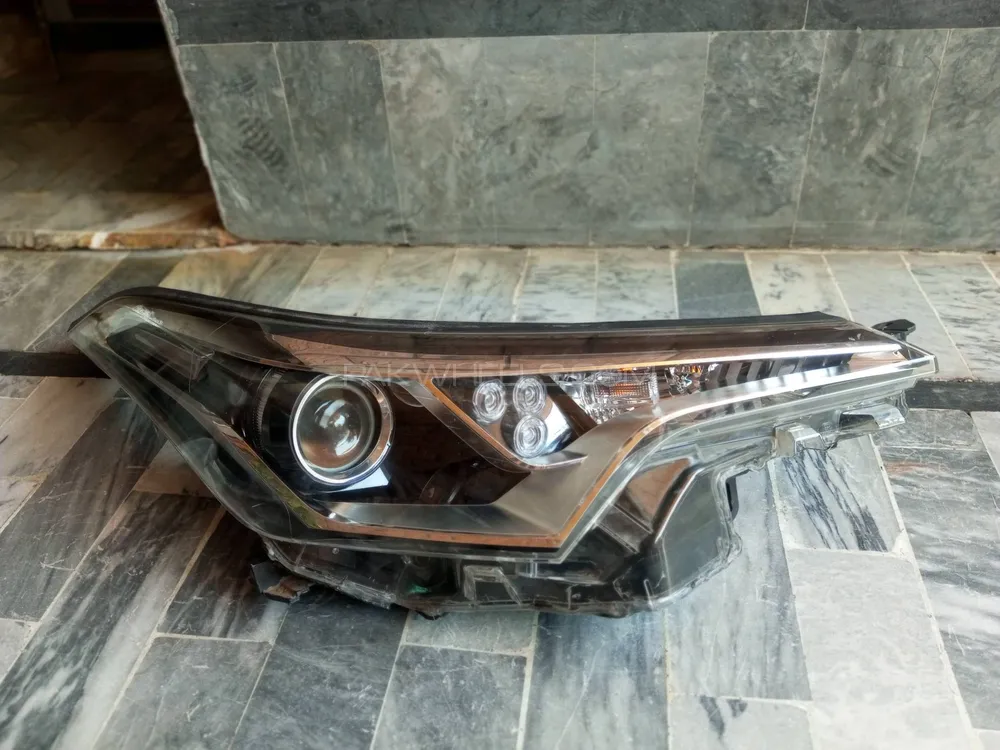 Toyota C-HR Headlights and taillights Image-1