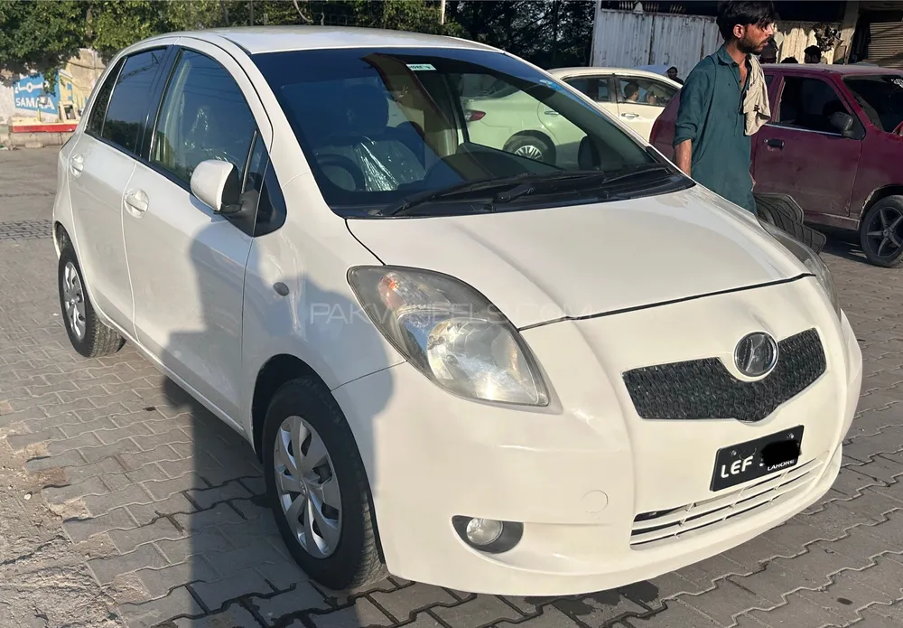 Toyota Vitz 2005 for Sale in Peshawar Image-1