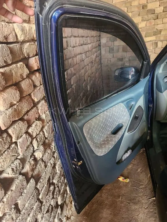 Toyota Vitz 2000 for Sale in Lahore Image-1