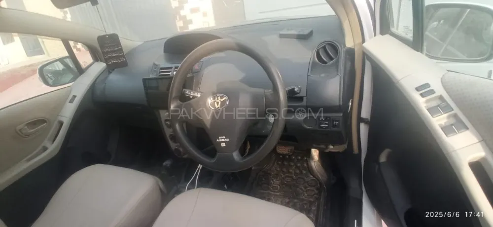Toyota Vitz 2009 for Sale in Pir mahal Image-1