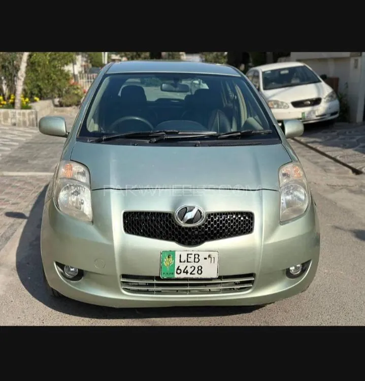 Toyota Vitz 2011 for Sale in Pattoki Image-1