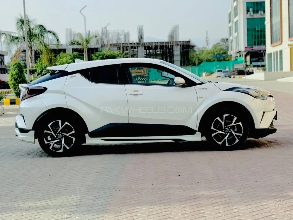 Toyota C-HR 2017 for Sale in Islamabad Image-1
