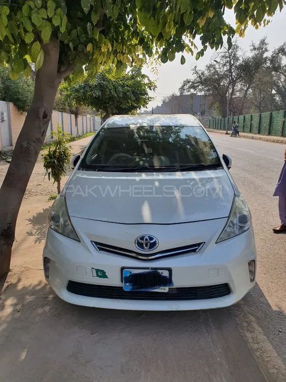 Toyota Prius Alpha 2013 for Sale in Peshawar Image-1
