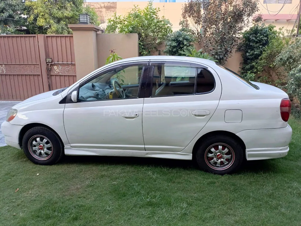 Toyota Platz 2002 for Sale in Lahore Image-1