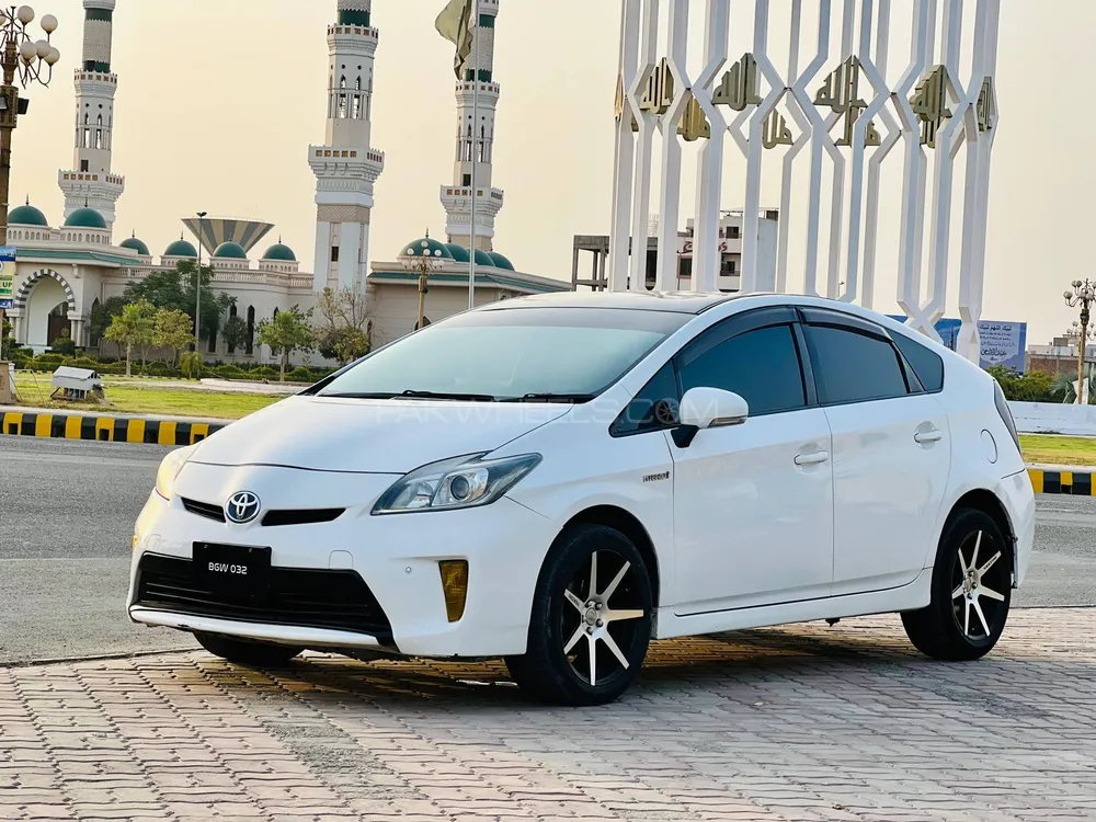 Toyota Prius 2013 for Sale in Multan Image-1