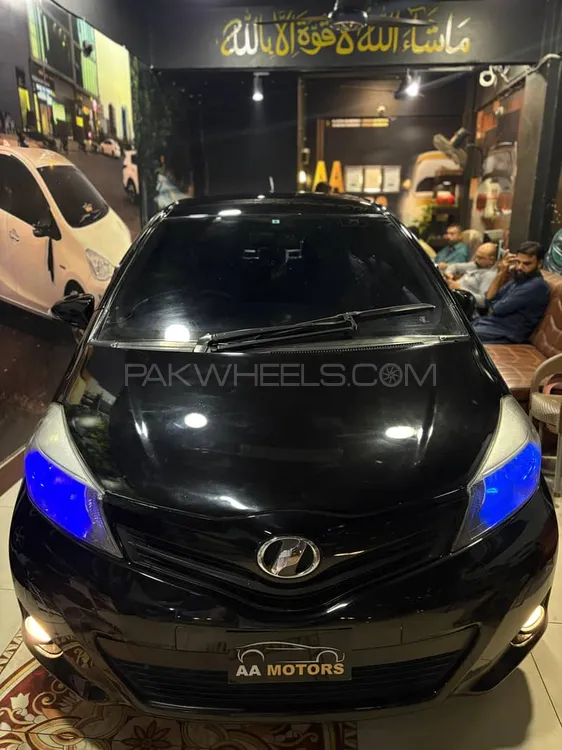 Toyota Vitz 2013 for Sale in Karachi Image-1