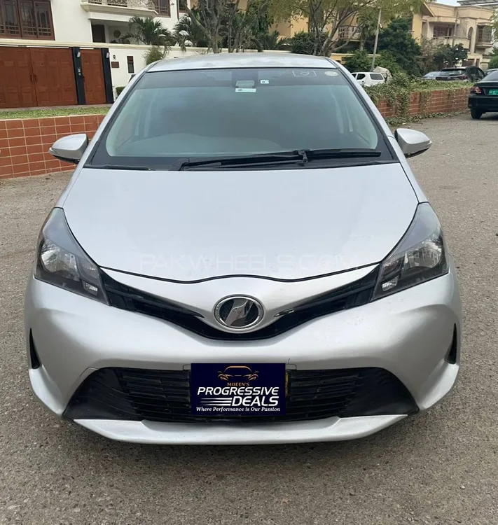 Toyota Vitz 2015 for Sale in Karachi Image-1