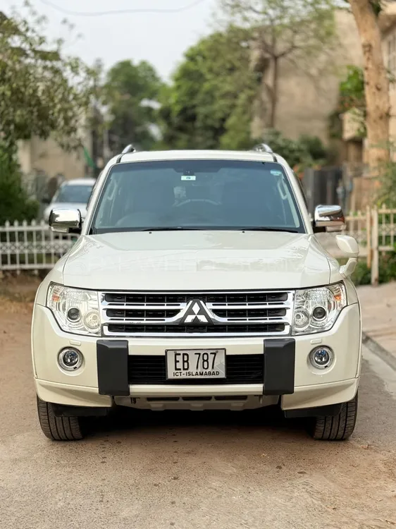 Mitsubishi Pajero 2010 for Sale in Lahore Image-1