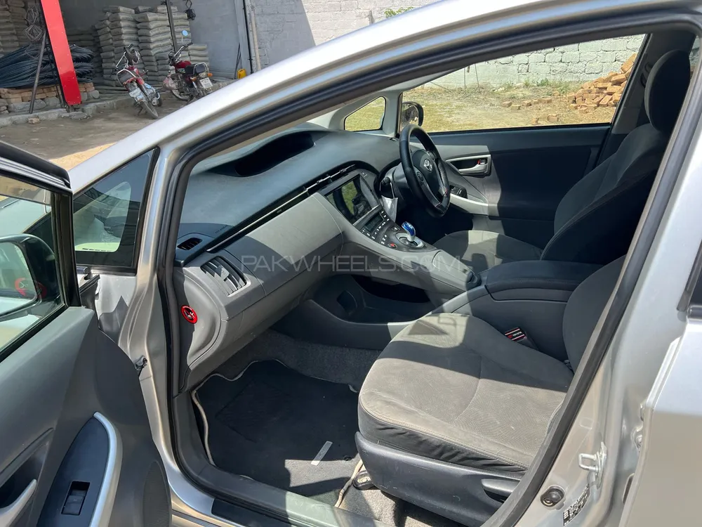 Toyota Prius 2011 for Sale in Charsadda Image-1