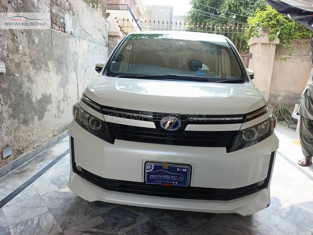 Toyota Voxy 2014 for Sale in Lahore Image-1