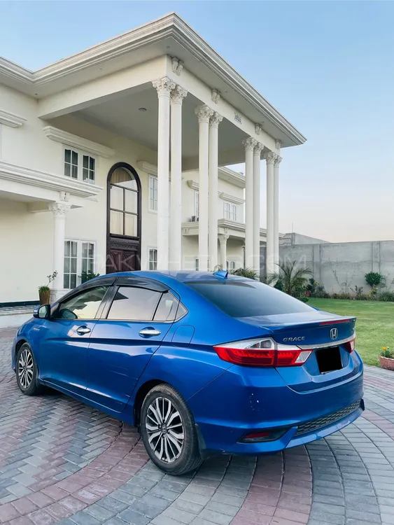 Honda Grace Hybrid 2018 for Sale in Faisalabad Image-1