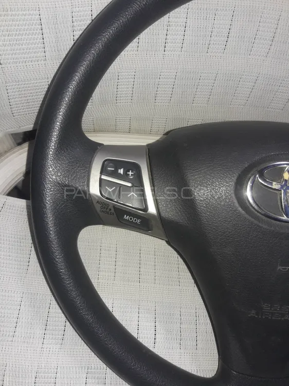 Toyota steering wheel Image-1