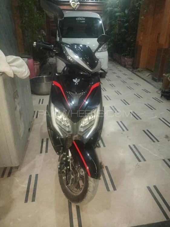 Crown EV Pro 2025 for Sale Image-1