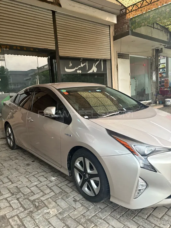 Toyota Prius 2017 for Sale in Faisalabad Image-1