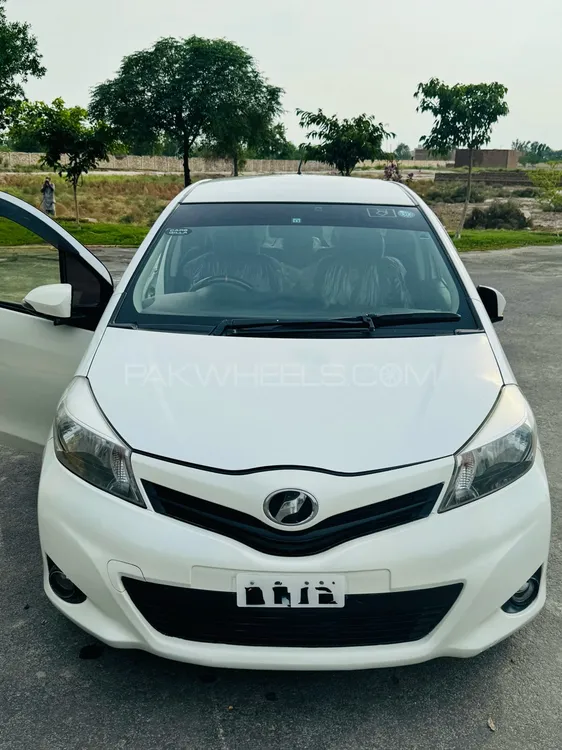 Toyota Vitz 2012 for Sale in Burewala Image-1