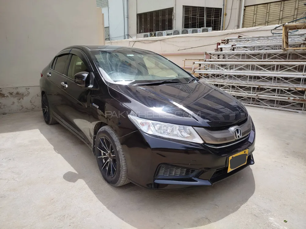 Honda Grace Hybrid 2015 for Sale in Karachi Image-1