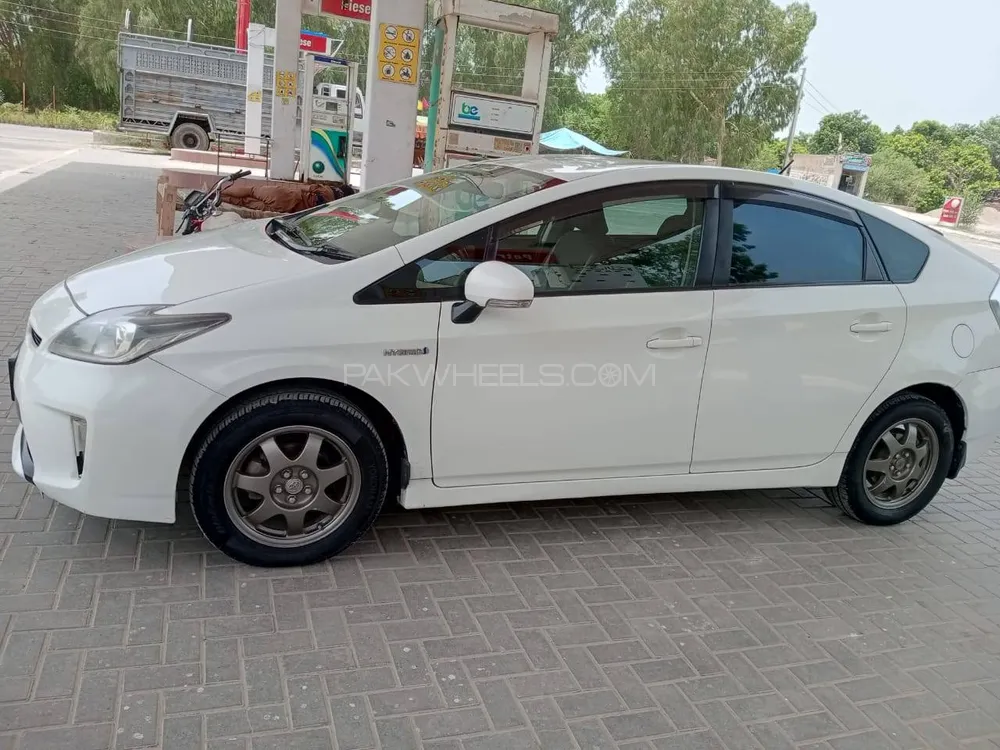 Toyota Prius 2012 for Sale in Muzaffar Gargh Image-1
