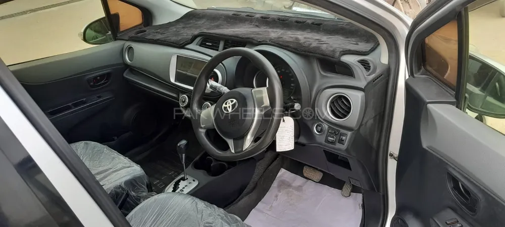 Toyota Vitz 2013 for Sale in Karachi Image-1