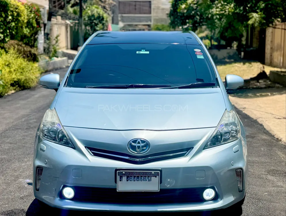 Toyota Prius Alpha 2012 for Sale in Karachi Image-1