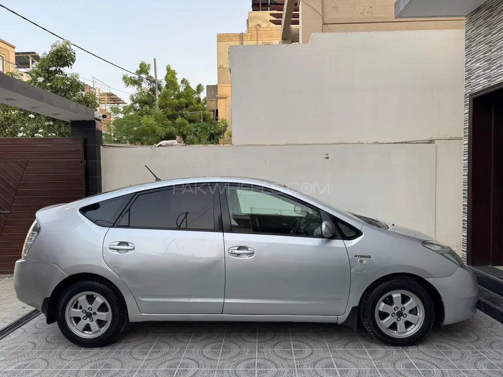 Toyota Prius 2011 for Sale in Karachi Image-1