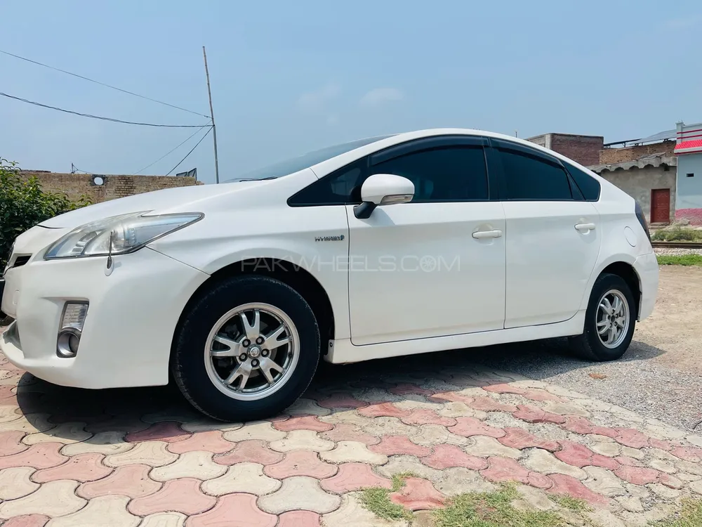 Toyota Prius 2010 for Sale in Nowshera Image-1