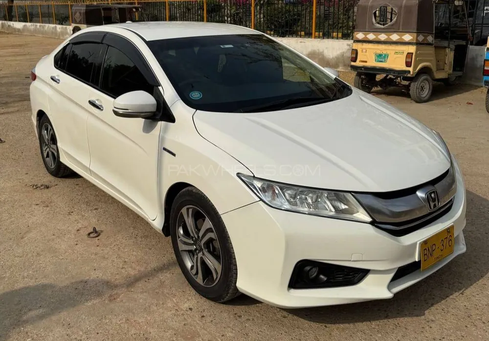 Honda Grace Hybrid 2015 for Sale in Karachi Image-1