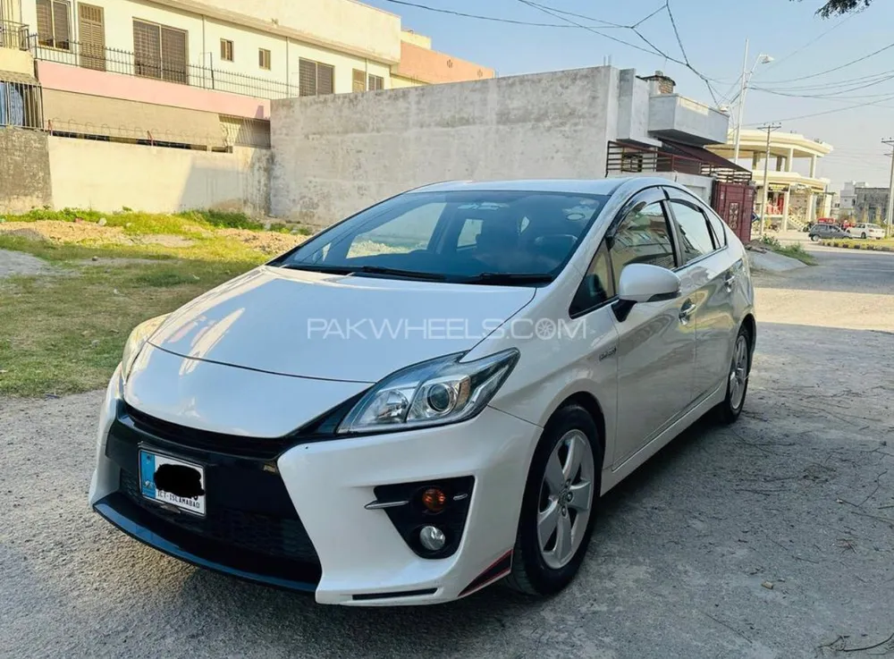 Toyota Prius 2015 for Sale in Wah cantt Image-1