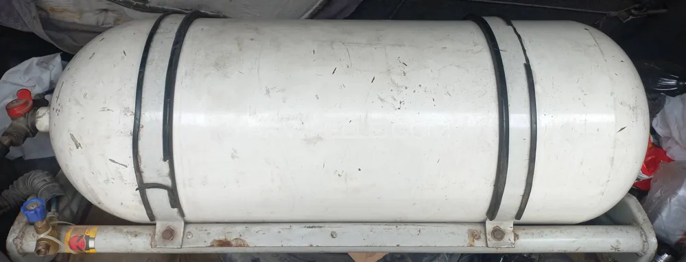 CNG cylinder and stand for sale Image-1