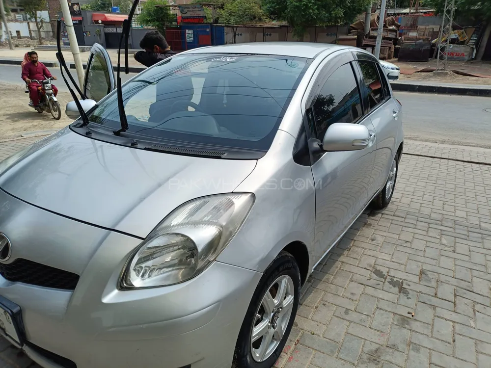 Toyota Vitz 2010 for Sale in Sahiwal Image-1