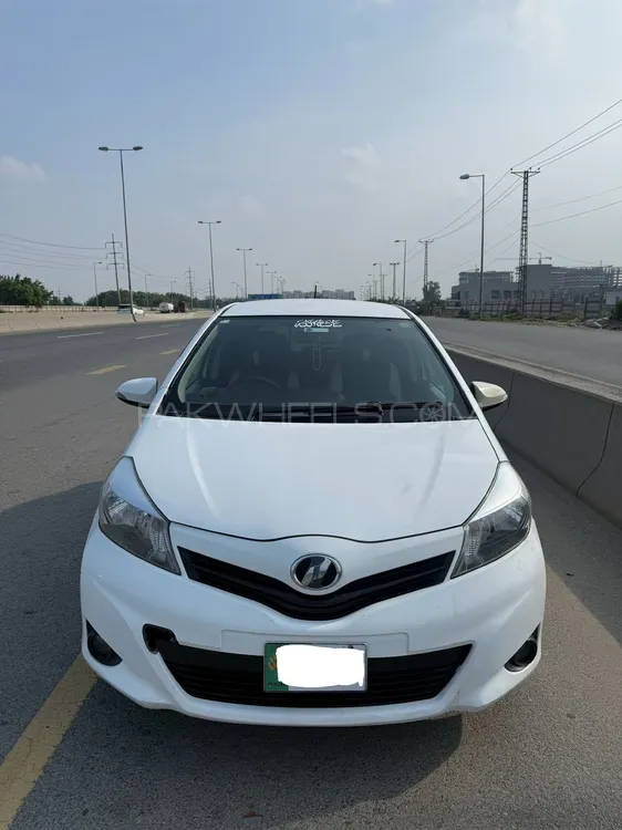 Toyota Vitz 2013 for Sale in Lahore Image-1