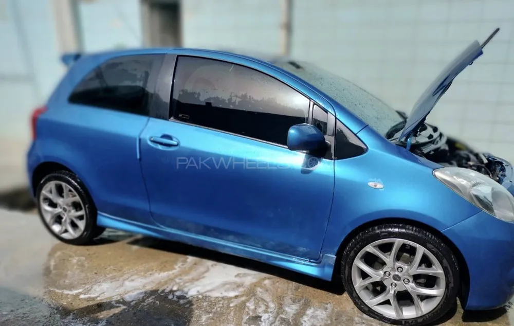 Toyota Yaris Hatchback 2011 for Sale in Karachi Image-1