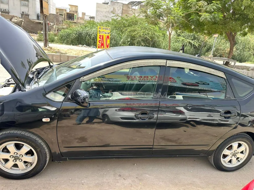 Toyota Prius 2011 for Sale in Karachi Image-1