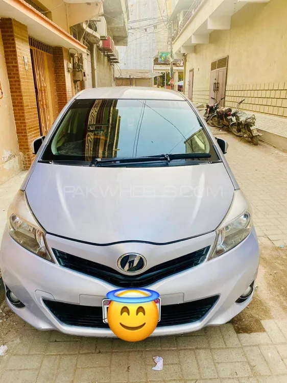 Toyota Vitz 2013 for Sale in Karachi Image-1
