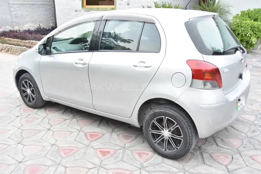 Toyota Vitz 2011 for Sale in Peshawar Image-1
